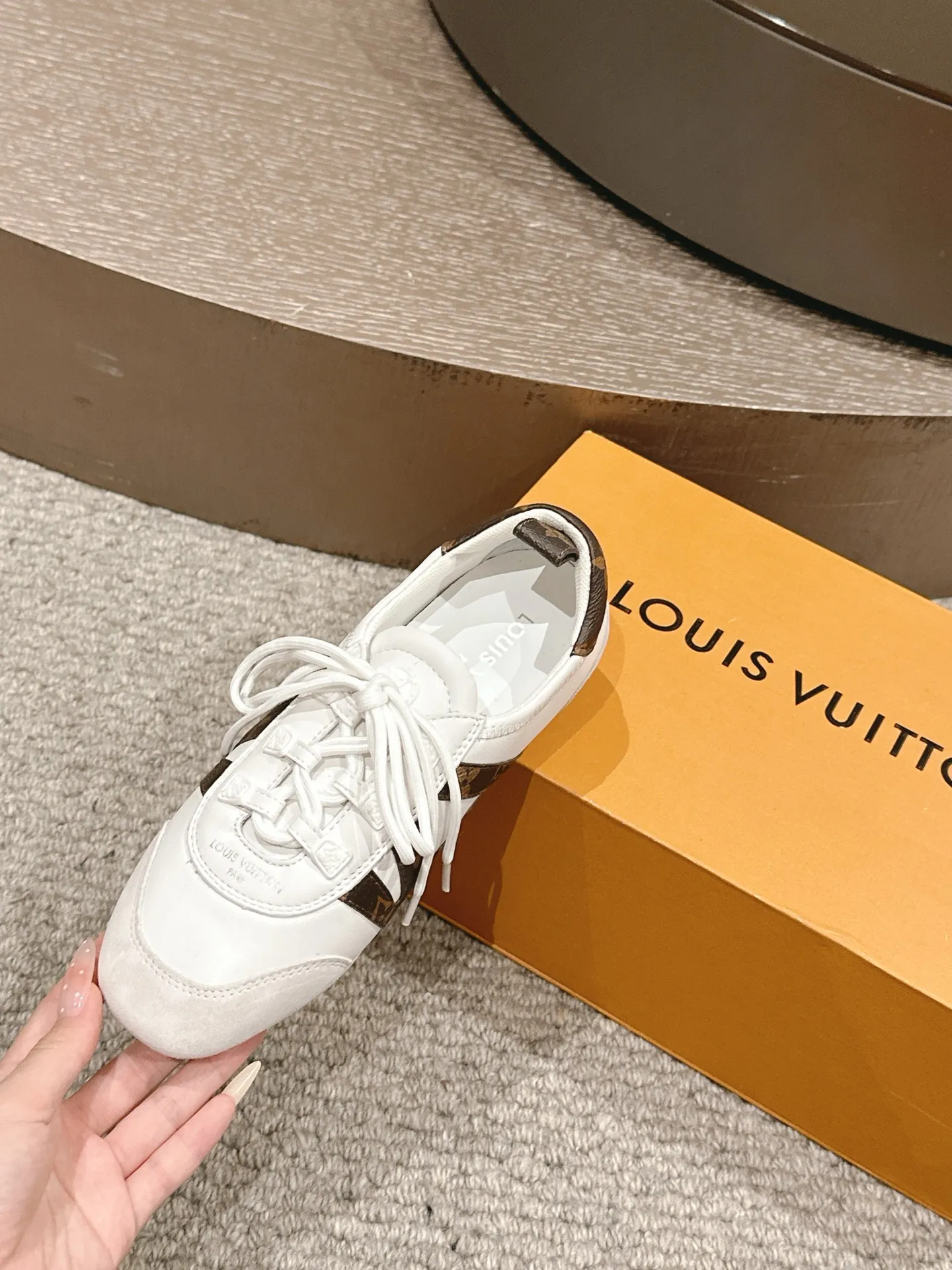 👟👟Ex-factory price 620👟👟 Top version LV Louis Vuitton L Family Donkey Brand Latest Sneakerina Series Couple Models Ballet Shoes Moral Shoes Casual Flat Shoes Sneakers Original purchase, development, production This LV Sneakerina ballet style sneakers are made of silky suede cow leather to create smooth lines, combining the light structure of ballet shoes and the comfortable texture of sports shoes. The LV logo on the side and the Monogram canvas back strap are rich in details, Sacchetto craftsmanship and TPU outsole are upgraded for a soft wearing experience. Exquisite packaging at the delivery counter🛍📦 ▪️Fabric: original custom imported first-layer cowhide ▪️Inner lining: original custom made breathable mesh ▪️Sole: original open-molded injection molded TPU material ▪️Sole thickness: 1.5CM ▪️Size: women's 35-41 / Men's size 39-45 (women's 41, men's 45, customized)